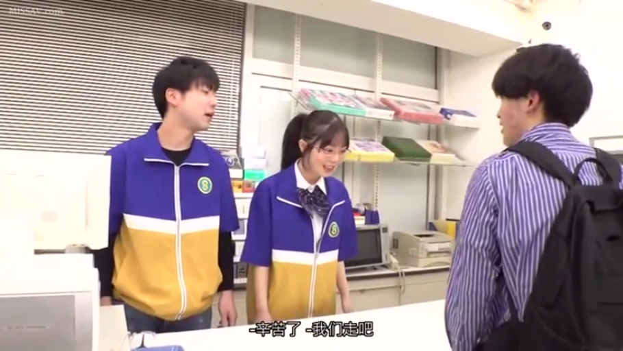 交谈 · 站立 · 中景 · 微笑 · 多人 · 便利店 · 便利店制服 · 收银机