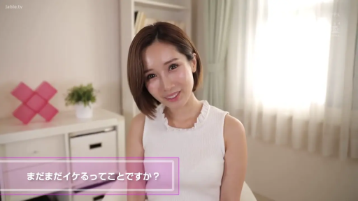 坐姿 · 盆栽 · 微笑 · 面部特写 · 交流 · 房间 · 白色无袖上衣 · 带字幕