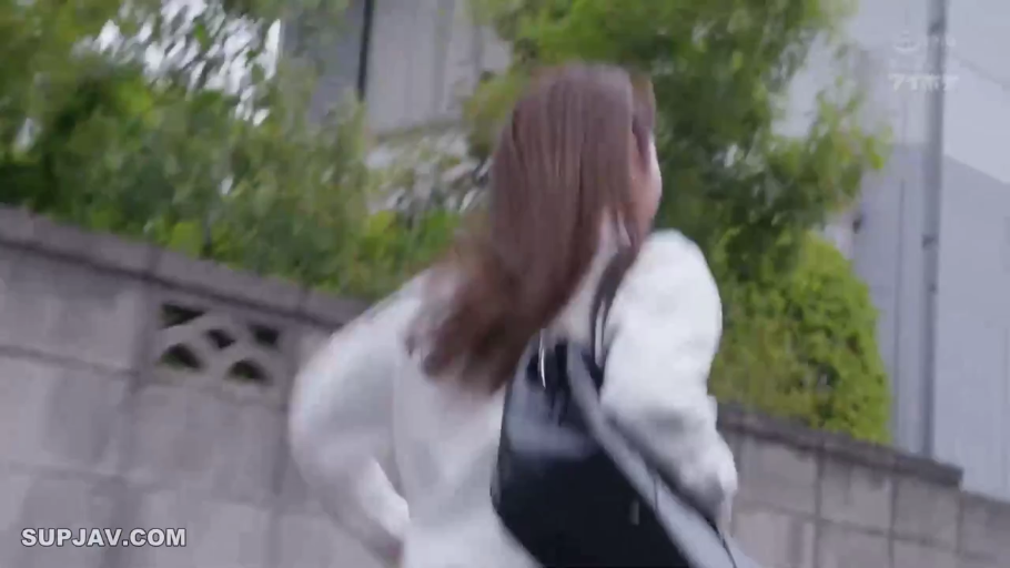 中景 · 摆拍 · 微笑 · 栏杆 · 公园 · 灰色毛衣 · 倚靠 · 街拍