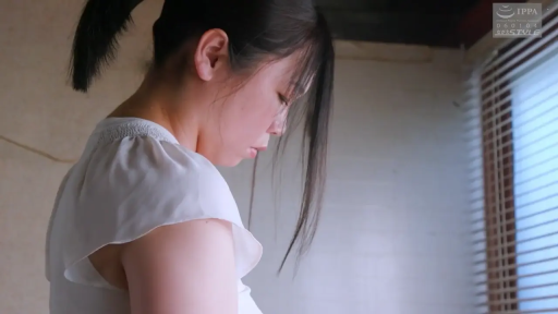 室内 · 站立 · 侧脸 · 白色短袖上衣