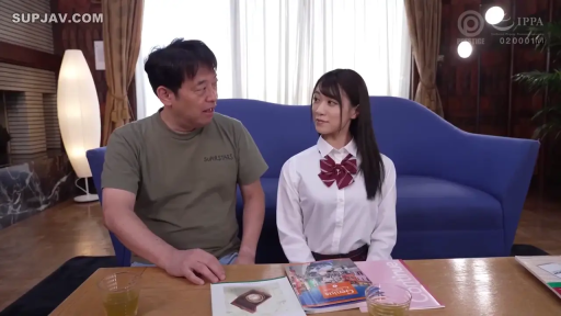 Sitting Posture · 短袖T恤 · Medium shot · Smile · Living room · 蓝色沙发 · 交流 · 剧情访谈