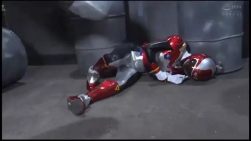 全身 · 室内仓库 · 倒地 · 战败 · 特摄战服