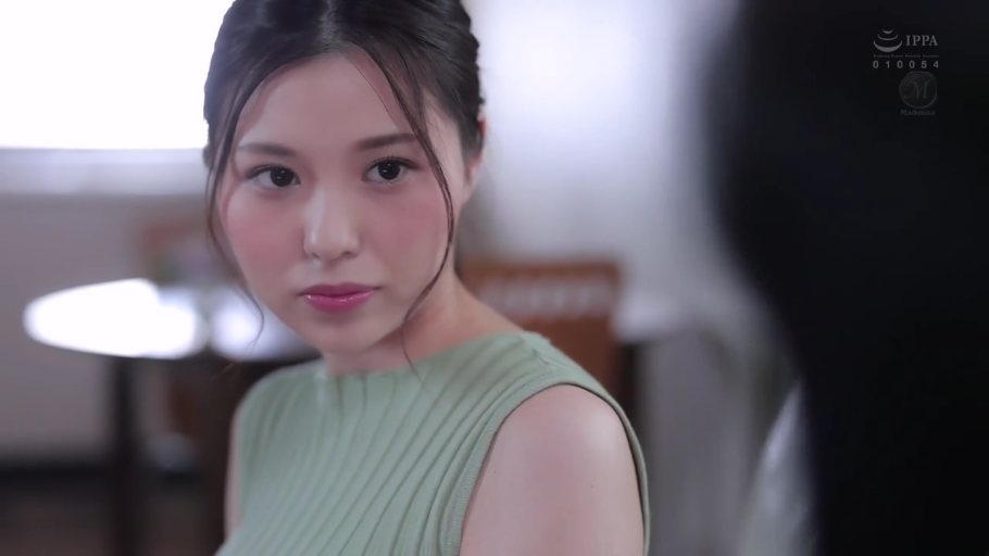 室内 · 脸部 · 浅绿色无袖针织衫