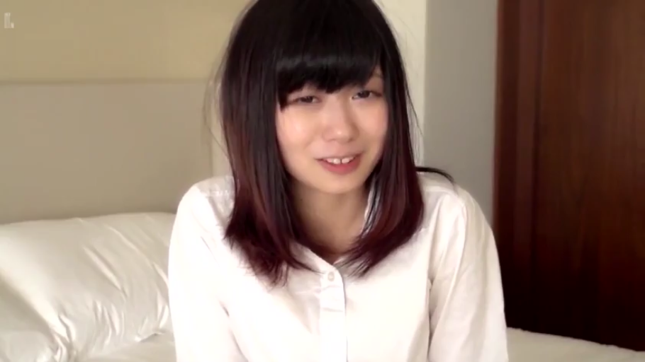 坐姿 · 卧室 · 白衬衫 · 微笑 · 床 · 面部特写 · 对视 · 长发