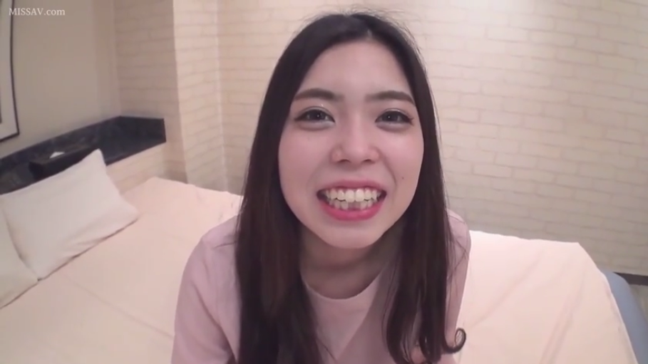 酒店 · 脸部特写 · 床 · 长发 · 粉色上衣 · 正面 · 露齿笑 · 微笑对视