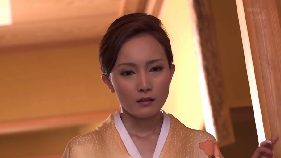 室内 · 忧郁 · 站姿 · 面部特写 · 注视 · 熟女 · 和服