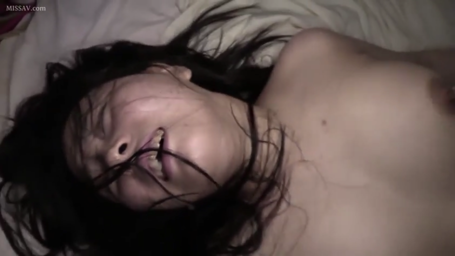 脸部特写 · 全裸 · 仰卧 · 卧室床上 · 愉悦迷离 · 凌乱发型 · 性爱呻吟