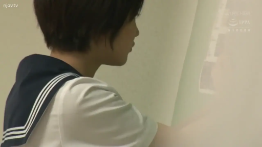 室内 · 平静 · 注视 · 水手服 · 侧脸 · 校园主题 · 侧立 · 墙壁