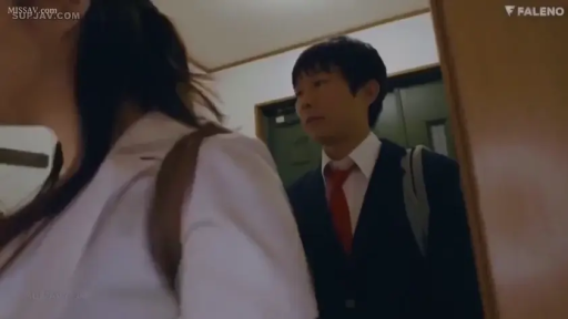 站立 · 中景 · 劇情 · 行走 · 平淡 · 西裝 · 背包 · 室內走廊