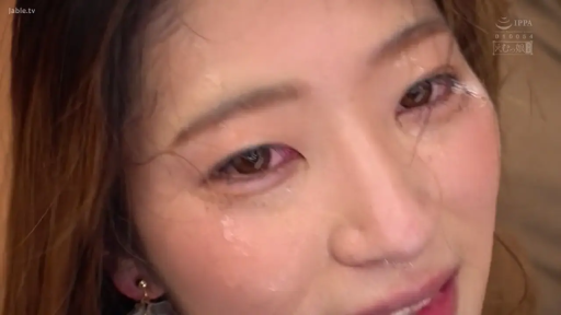 室内 · 面部 · 裸露 · 俯视 · 哀伤 · 大特写 · 流泪