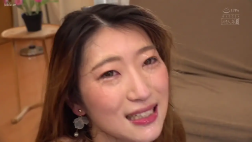 室内 · 交谈 · 单人 · 脸部 · 耳环 · 笑容 · 裸露 · 正面