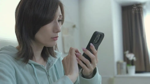 室内 · 专注 · 面部特写 · 手机 · 熟女 · 玩手机 · 卫衣 · 侧姿