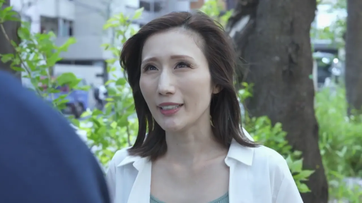 交谈 · 站立 · 白衬衫 · 自然 · 面部特写 · 户外 · 熟女