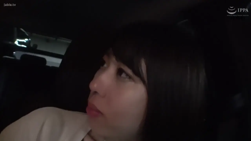 坐姿 · 臉部特寫 · 自然 · 米色上衣 · 车内 · 夜晚 · 张望