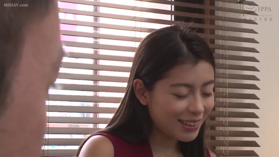 坐姿 · 羞涩 · 微笑 · 面部特写 · 侧拍 · 百叶窗 · 室内窗边 · 红色无袖上衣