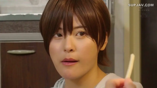 室内 · 坐姿 · 脸部 · 闭眼 · 居家 · 灰色卫衣 · 吃香肠 · 香肠