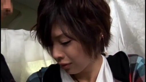 室内 · 低头 · 委屈 · 面部特写 · 短发 · 耳坠 · 被动 · 格子外套