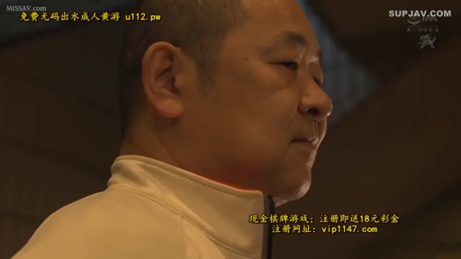 室内 · 严肃 · 凝视 · 侧脸特写 · 中年男子 · 侧对镜头 · 白色立领外套