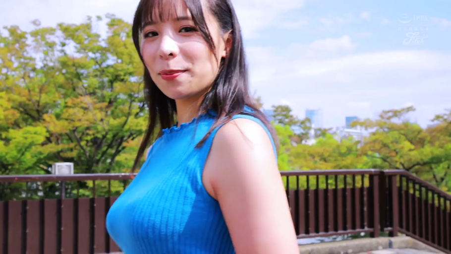 微笑 · 对视 · 高清 · 侧身站立 · 户外露台 · 侧面半身特写 · 蓝色紧身无袖上衣