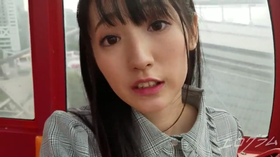 Sitting Posture · Melancholy · Close-up of the face · Gaze · Outdoor · Plaid shirt · 摩天轮 · 红色支架