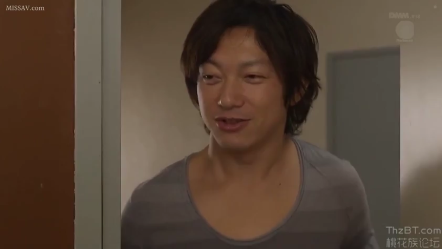 室内 · 会話 · 站立 · 微笑 · 顔のクローズアップ · 成年男性 · 灰色条纹T恤