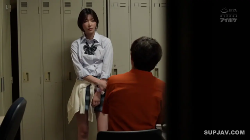 交谈 · 严肃 · 站立 · 制服 · 更衣室 · 储物柜