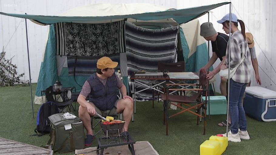 座り姿勢 · 自然 · 多人 · 屋外 · 户外休闲服 · テント · 烧烤