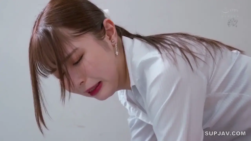 室內 · 俯身 · 臉部特寫 · 白襯衫 · 痛苦 · 哭泣 · 耳饰