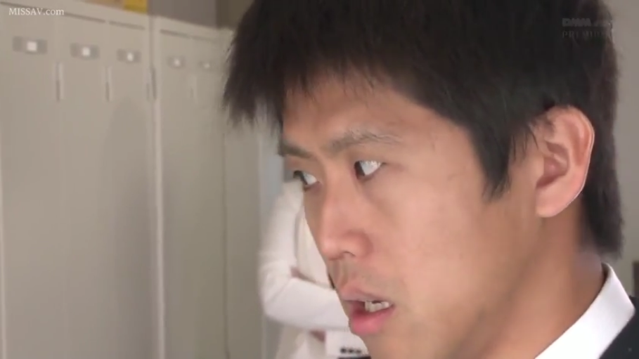 脸部特写 · 站立 · 注视 · 更衣室 · 储物柜 · 西装 · 惊讶 · 日本AV