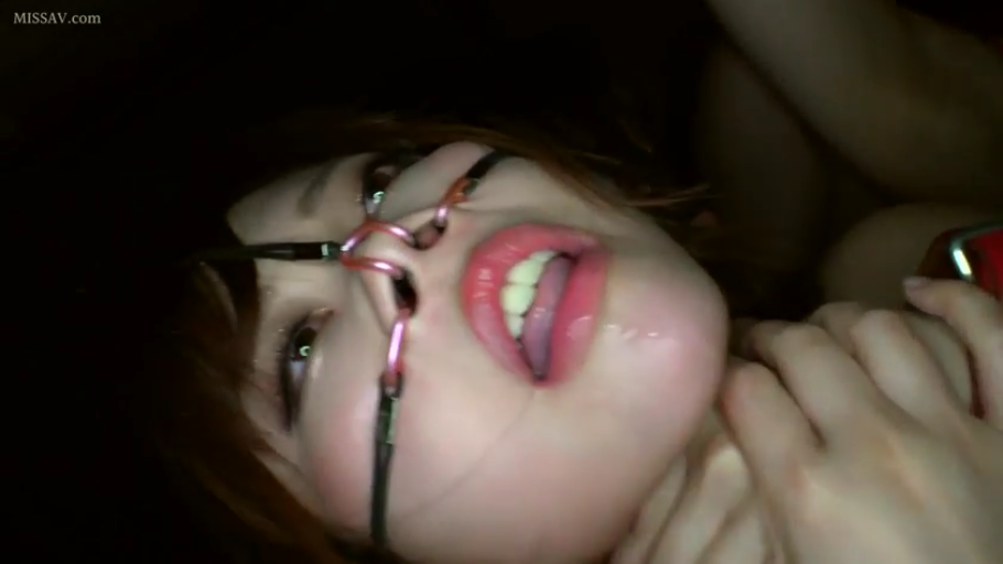 室内 · 面部特写 · 痛苦 · 受虐 · 平躺 · 重口味 · 勒具