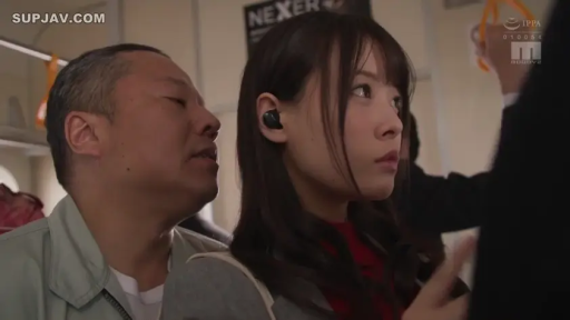 特写 · 便服 · 冷淡 · 电车 · 骚扰 · 拥挤 · 拉环 · 贴近站立