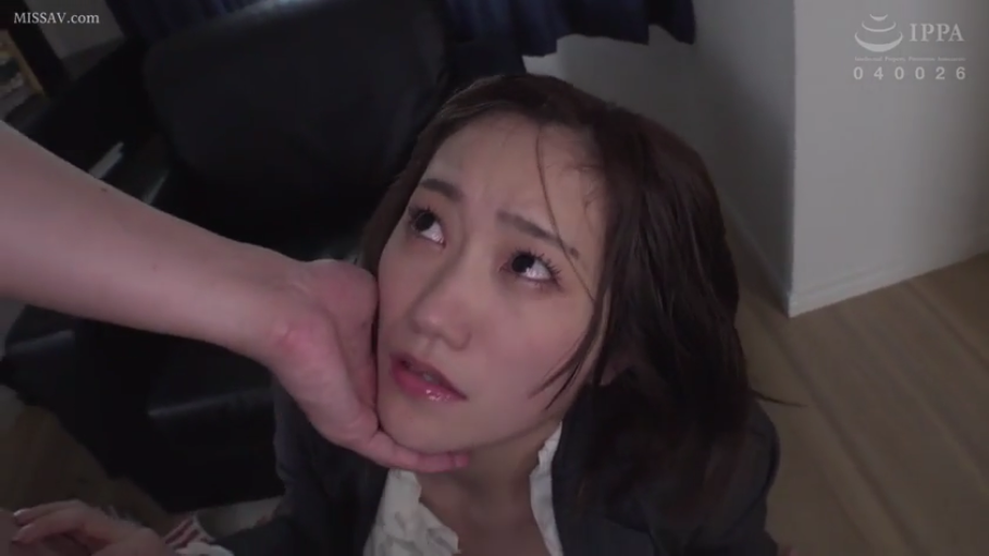 脸部特写 · 室内光线 · 办公室内 · 嘴微张 · 职业装衬衫