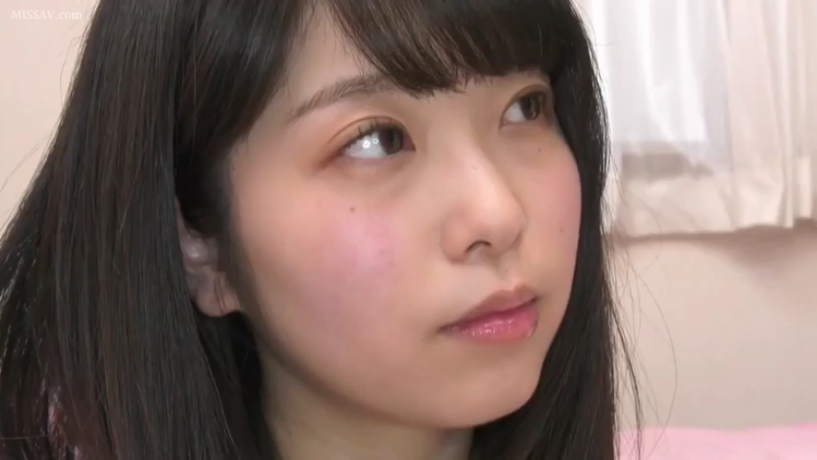 室内 · 坐姿 · 脸部特写 · 凝视 · 常服 · 黑发 · 迷茫