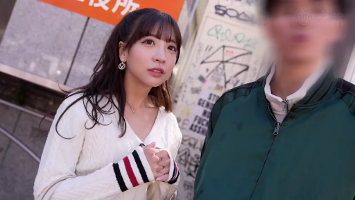 站立 · 半身特寫 · 交流 · 惊讶 · 户外街道 · 街拍 · 白色V领针织衫