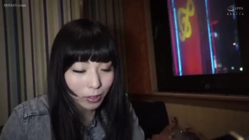 室内 · 静坐 · 面部特写 · 平淡 · 俯视 · 牛仔外套 · 齐刘海 · 电视