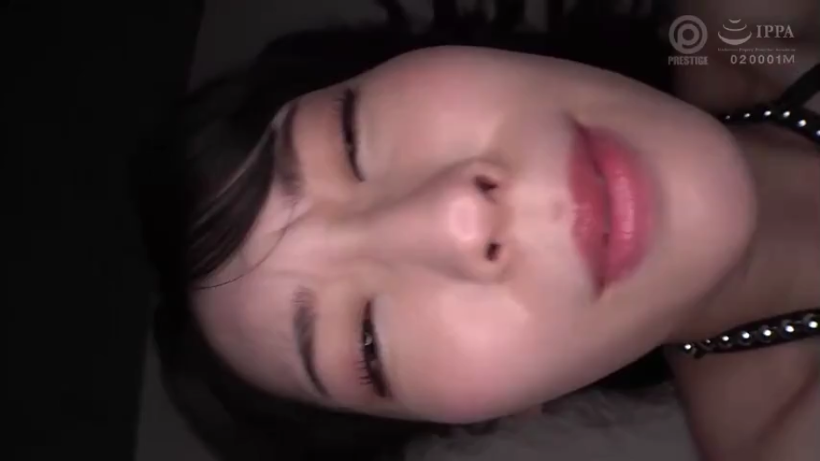 室内 · 顔部のクローズアップ · 黑色束缚衣 · 痛苦表情 · 仰卧姿势 · 呻吟行为 · 镜头倒置