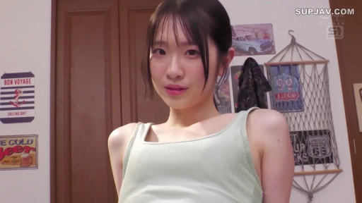 Half-body close-up · Room · 注视镜头 · 正面姿势 · 微露笑意 · 浅绿色吊带背心