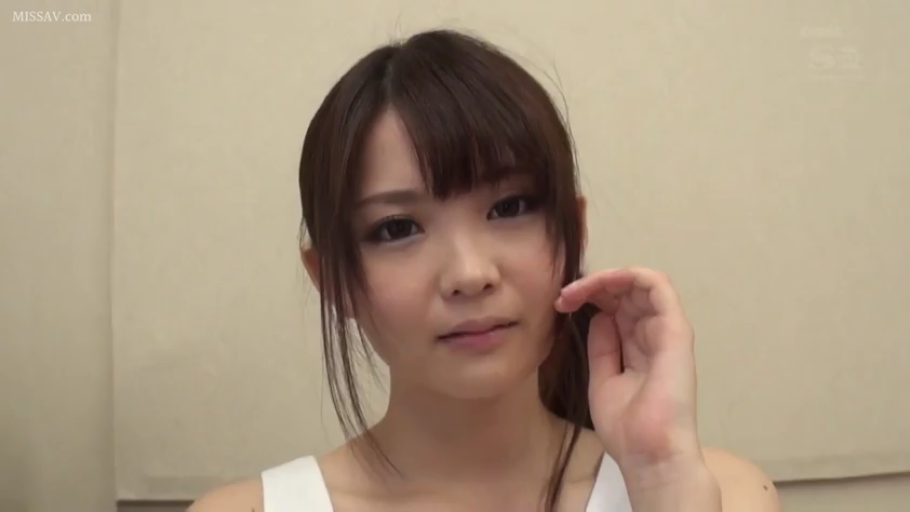 室内 · 头部特写 · 白色无袖衫