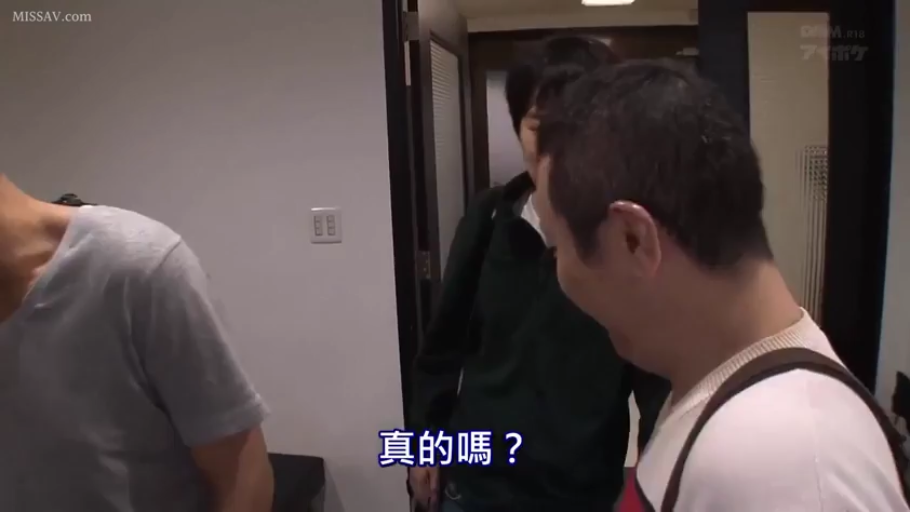 室内 · 脸部 · 微笑 · 项链 · 熟女 · 侧脸 · 饰品