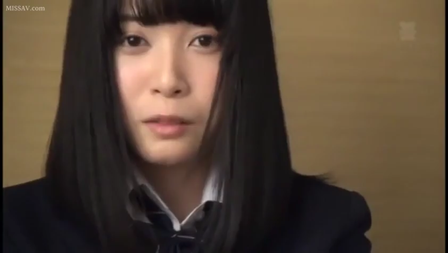 室內 · 臉部特寫 · 平靜 · 制服 · 对视 · 正面 · 黑发