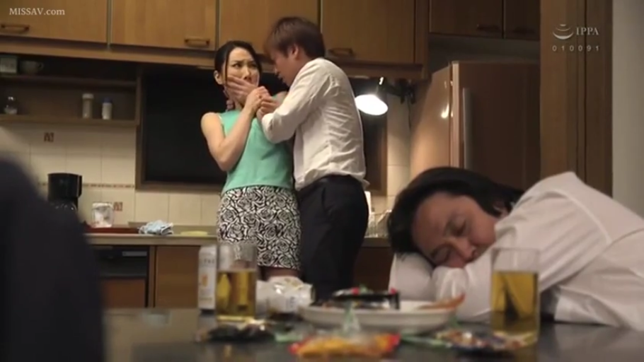 站姿 · 全景 · 厨房 · 无袖背心