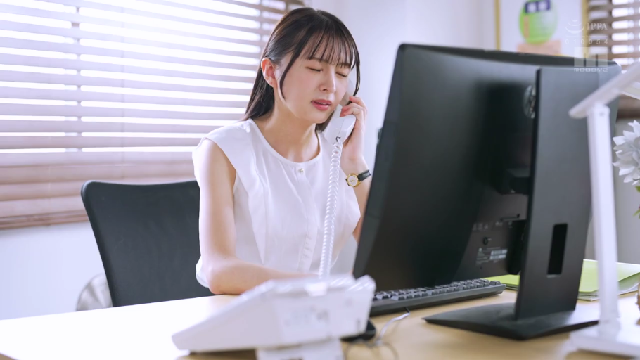 Indoor · Sitting Posture · 专注 · 办公室 · Computer · Half-body · Answer the phone · 白色无袖衫