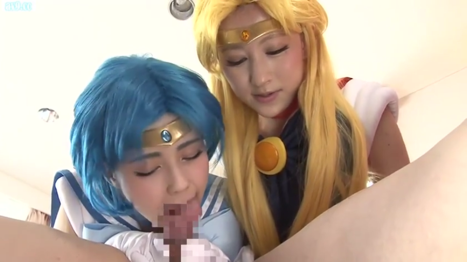 室内 · 女性 · 脸部特写 · 全裸 · 凝视 · 纸巾 · 持物 · 擦拭
