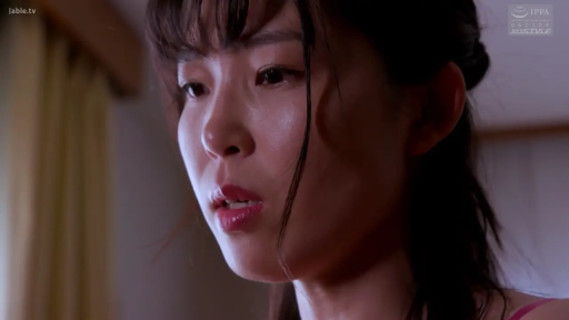 室内 · 顔部のクローズアップ · 吊帯