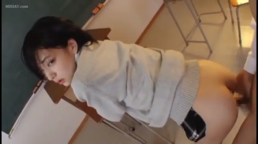 教室 · 回眸 · 臀部特写 · 课桌 · 后入 · 校园制服 · 师生制服 · 屈身趴伏