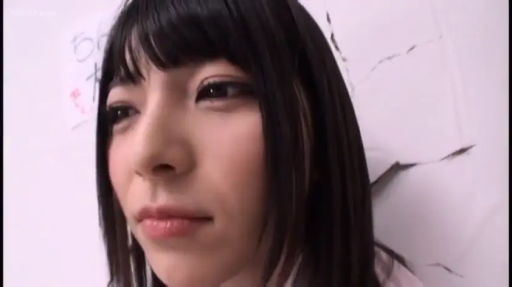 单人 · 面部 · 注视 · 房间 · 白衣 · 无表情 · 正脸