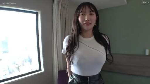 站立 · 展示 · 微笑 · 白色紧身T恤 · 上半身 · 长发 · 窗边 · 窗户