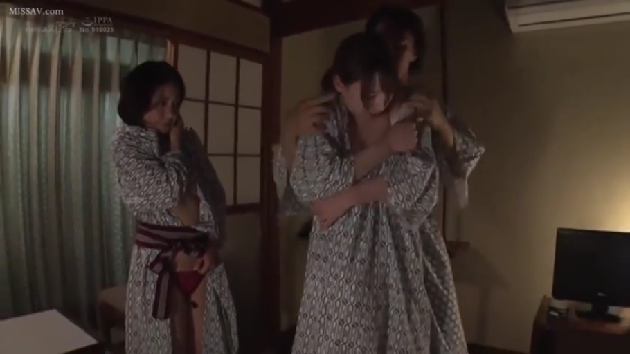 和室 · 羞涩 · 中景 · 多人 · 脱衣 · 浴衣 · 从后拥抱