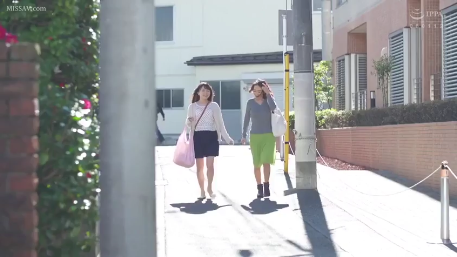 全身 · 微笑 · 休闲装 · 聊天 · 街道 · 行走 · 日光 · 手提袋