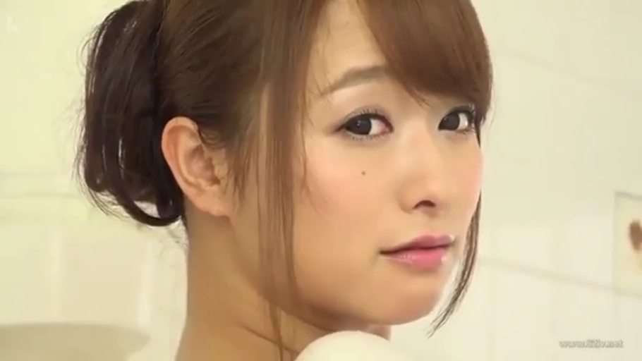 脸部特写 · 浴室 · 回眸 · 裸体 · 注视 · 妩媚 · 毛巾 · 亚洲